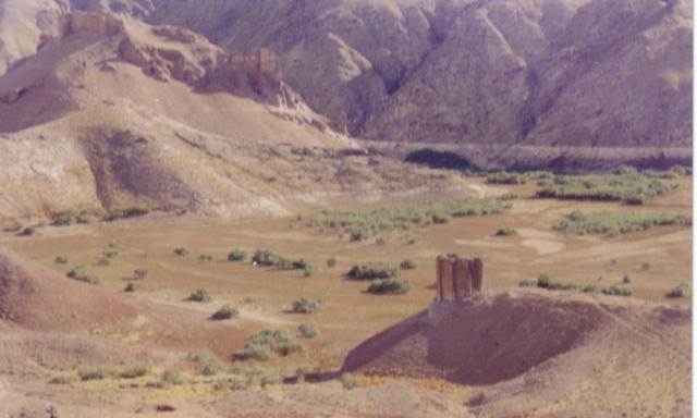 ديوارهاى قلعه شميران در عقب عکس و يکى از چهار برج در جلوى عکس ديده مىشود ديوارهاى قلعه شميران در عقب عکس و يکى از چهار برج در جلوى عکس ديده مىشود